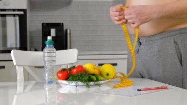 beli, sağlıklı beslenme, sağlıklı yaşam tarzı kavramı, fitness diyetölçme şişman adam