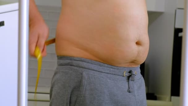 Dicker Mann, der seine Taille misst, gesunde Ernährung, gesundes Lebensstilkonzept, Fitness-Diät — Stockvideo