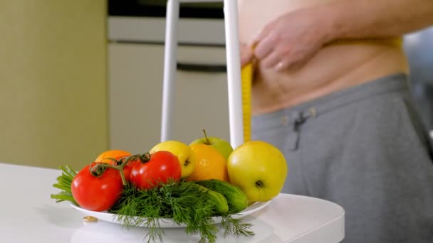 Uomo grasso misurare la sua vita, mangiare sano, concetto di stile di vita sano, dieta fitness — Video Stock