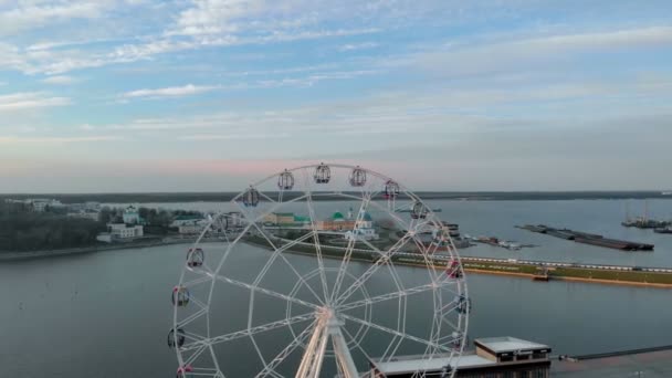 Vlucht over het reuzenrad, lucht schieten — Stockvideo