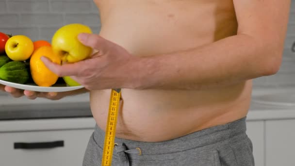 Kövér ember mérésére derekát, az egészséges táplálkozás, az egészséges életmód koncepció, fitness diéta — Stock videók