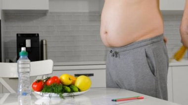 beli, sağlıklı beslenme, sağlıklı yaşam tarzı kavramı, fitness diyetölçme şişman adam