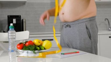 beli, sağlıklı beslenme, sağlıklı yaşam tarzı kavramı, fitness diyetölçme şişman adam