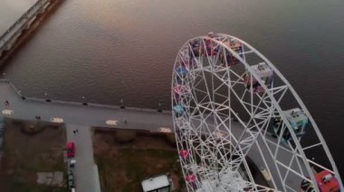 dönme dolap üzerinde uçuş, havadan çekim