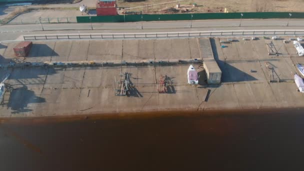 Bootsstation oder Liegeplatz für Boote, Luftaufnahmen mit der Drohne — Stockvideo