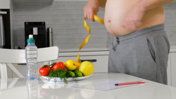 Hombre gordo que mide su cintura, alimentación sana, concepto sano del estilo de vida, dieta de la aptitud — Vídeos de Stock