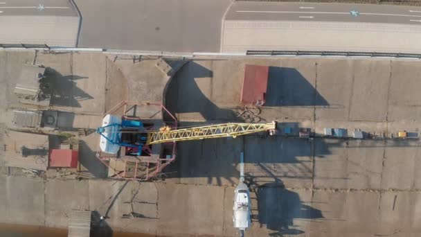 Estación de barcos o amarre para embarcaciones, filmación aérea desde el dron — Vídeos de Stock