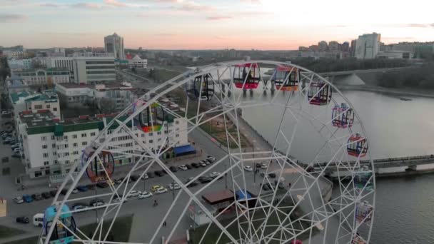 Zbor peste roata Ferris, fotografiere aeriană — Videoclip de stoc