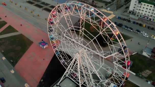 Zbor peste roata Ferris, fotografiere aeriană — Videoclip de stoc