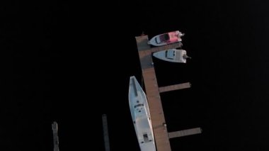 nehir limanı üzerinde uçuş, havadan çekim