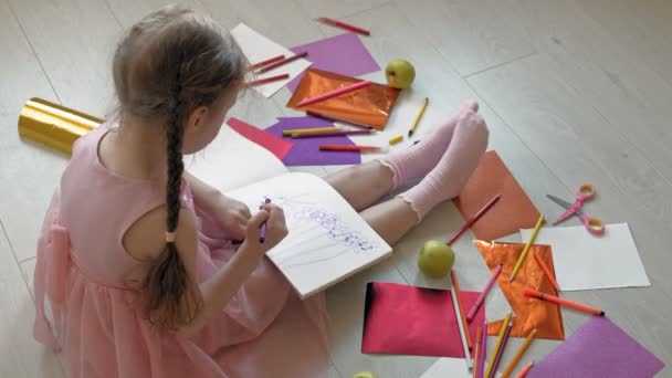 Menina desenha com lápis, criancinhas criatividade, desenvolvimento — Vídeo de Stock