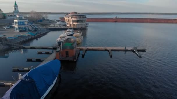 Vlucht over de rivierhaven, lucht schieten — Stockvideo