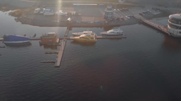 Полет над речным портом, воздушная стрельба — стоковое видео