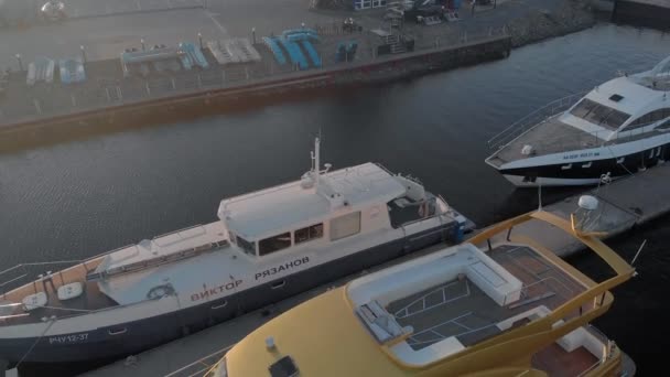 Πτήση πάνω από το λιμάνι του ποταμού, εναέρια γυρίσματα — Αρχείο Βίντεο