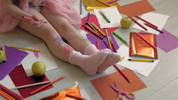 Klein meisje trekt op haar voeten met vilt-Tip pennen, Childrens creativiteit, ontwikkeling — Stockvideo