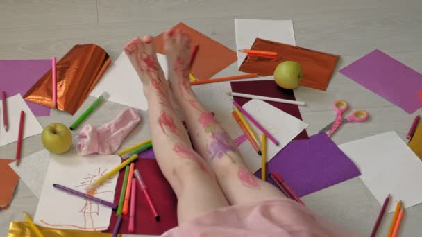 Petite fille dessine sur ses pieds avec des stylos feutre, la créativité des enfants, le développement — Video