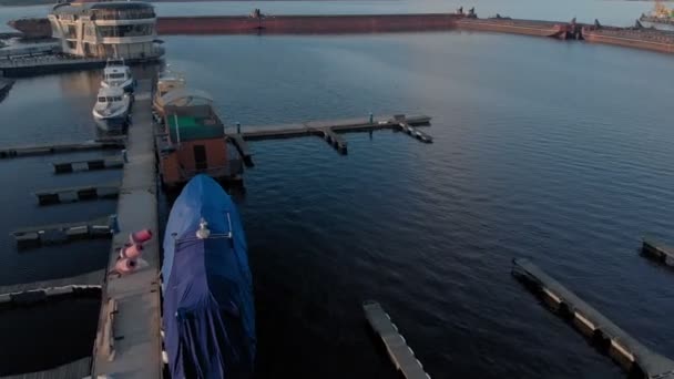 Voo sobre o porto fluvial, tiro aéreo — Vídeo de Stock