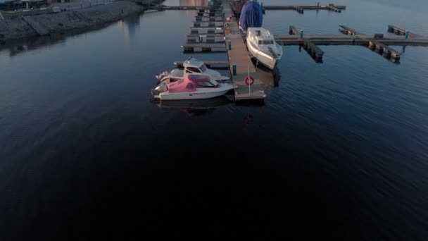 Voo sobre o porto fluvial, tiro aéreo — Vídeo de Stock