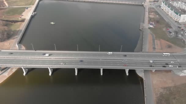 Puente de carretera, imágenes aéreas de un helicóptero — Vídeo de stock