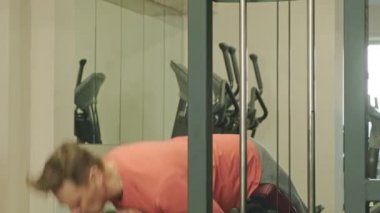 spor salonunda hiperuzantısı yapan adam