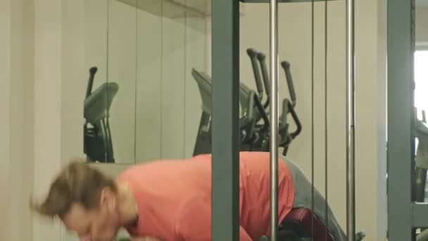 Man doet benadrukt in de sportschool — Stockvideo