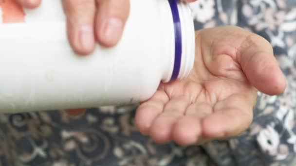 Oude man giet pillen op zijn Palm — Stockvideo