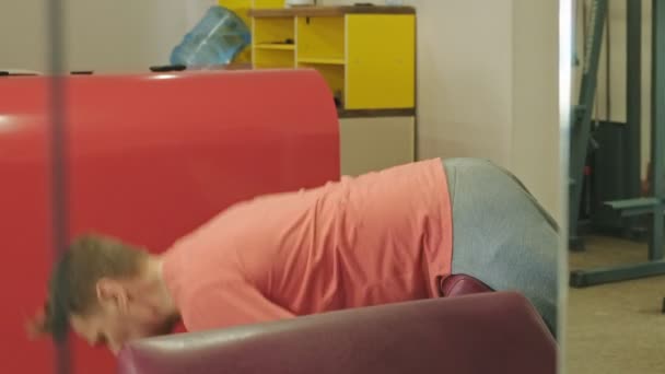 Man doet benadrukt in de sportschool — Stockvideo