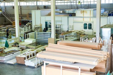 bitmiş ve paketlenmiş kapı ambarı, iç ve metal kapı üretimi