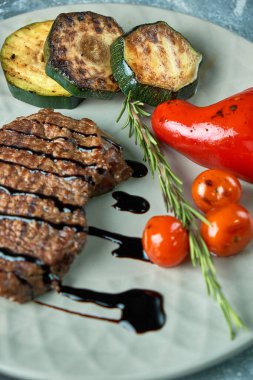 Sebzeli ızgara biftek.