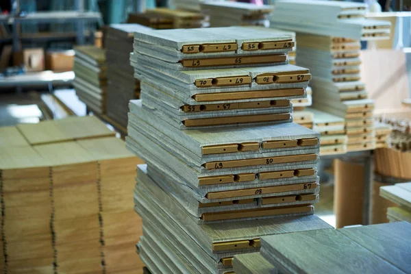 Magazzino con grezzi in legno, parti, produzione porte interne — Foto Stock