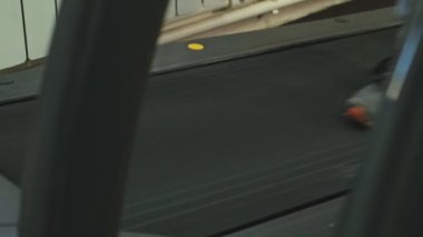 Adam koşu bandına çıkıyor. sağlıklı yaşam tarzı kavramı. fitness ve spor