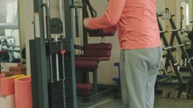 Spor salonunda triceps egzersizleri yapan adam