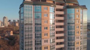 Cityscape. Nehir kıyısındaki konut kompleksi. Gün batımında bir helikopterden havadan görüntüler