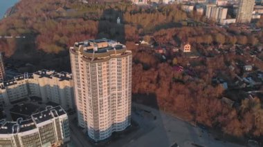 Cityscape. Nehir kıyısındaki konut kompleksi. Gün batımında bir helikopterden havadan görüntüler