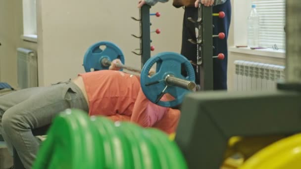 Adam fitness stüdyosunda tezgah basın yapıyor — Stok video