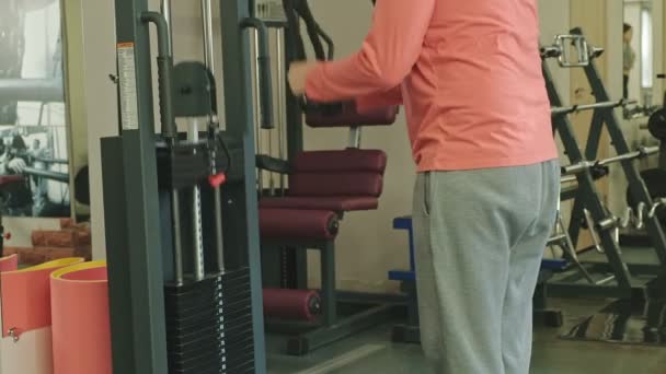 Hombre haciendo ejercicios de tríceps en el gimnasio — Vídeo de stock