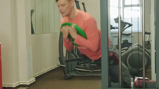 Man doet benadrukt in de sportschool — Stockvideo