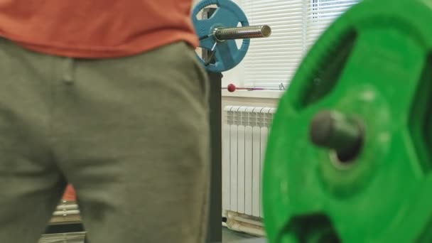 Man doet Bench Press in fitness studio — Stockvideo