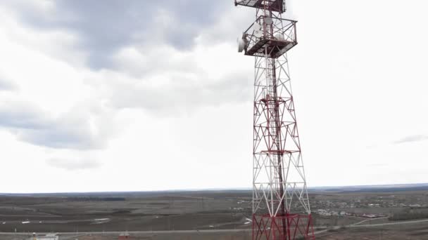 Fliegen um den Kommunikationsturm. Luftaufnahmen von einem Hubschrauber — Stockvideo