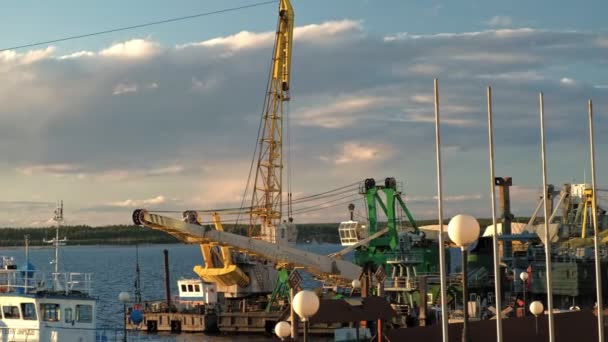 Porto fluviale all'ora del tramonto — Video Stock