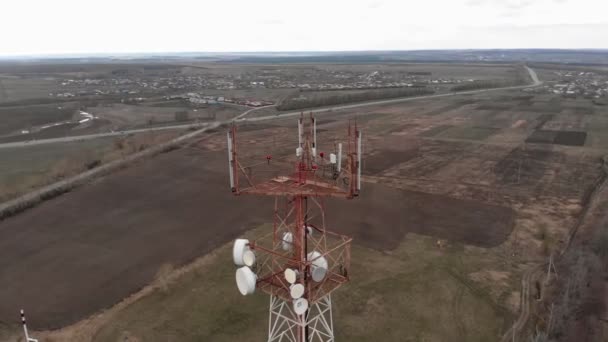 Volando alrededor de la torre de comunicaciones. Imágenes aéreas de un helicóptero — Vídeos de Stock