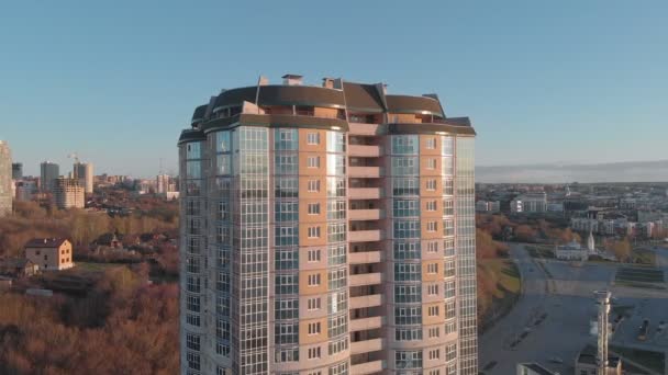 Stadtbild. Wohnanlage am Ufer des Flusses. Luftaufnahmen von einem Hubschrauber bei Sonnenuntergang — Stockvideo