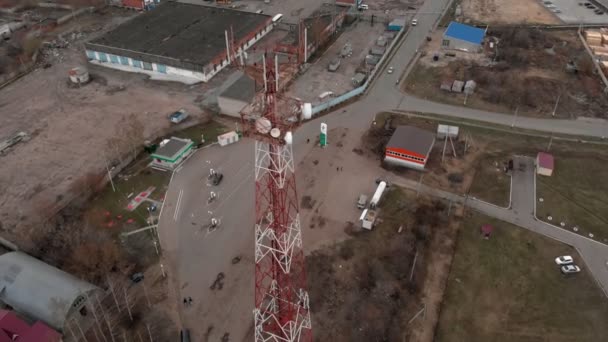 통신 타워 주위를 비행. 헬리콥터의 공중 영상 — 비디오