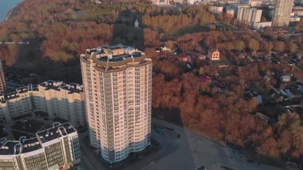 Városkép. Lakópark a folyóparton. Légi felvételek egy helikopter a naplementekor — Stock videók