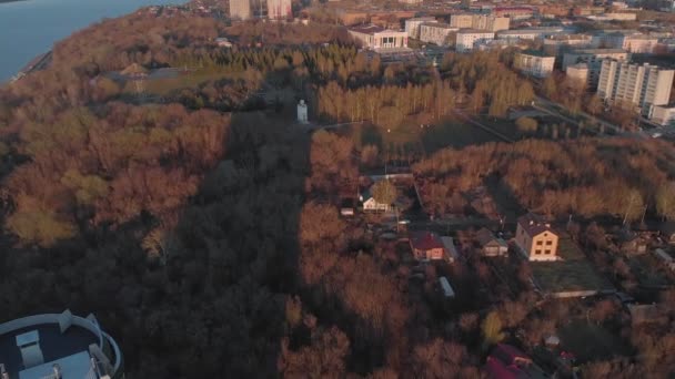 都市 景観。川岸の住宅団地。日没時のヘリコプターからの空中映像 — ストック動画