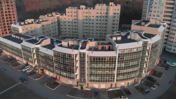 A paisagem urbana. Complexo residencial na margem do rio. Imagens aéreas de um helicóptero ao pôr-do-sol — Vídeo de Stock