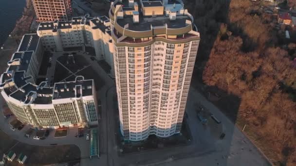 Cityscape. Nehir kıyısındaki konut kompleksi. Gün batımında bir helikopterden havadan görüntüler — Stok video