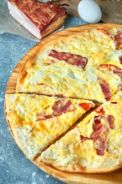 Sos Tepesi sıcak pizza büyük peynir öğle veya akşam yemeği kabuk deniz ürünleri et dilim. dolmalık biber sebzeler lezzetli lezzetli lokanta ile İtalyan ahşap üzerinde geleneksel kurulu tablo Klasik görünümde