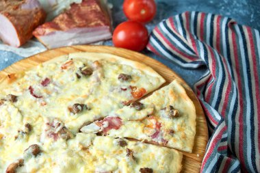 Sos Tepesi sıcak pizza büyük peynir öğle veya akşam yemeği kabuk deniz ürünleri et dilim. dolmalık biber sebzeler lezzetli lezzetli lokanta ile İtalyan ahşap üzerinde geleneksel kurulu tablo Klasik görünümde