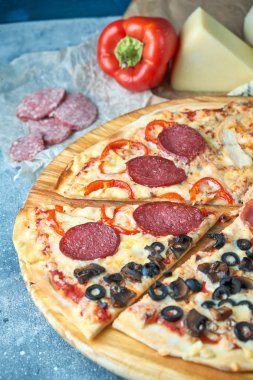 Sos Tepesi sıcak pizza büyük peynir öğle veya akşam yemeği kabuk deniz ürünleri et dilim. dolmalık biber sebzeler lezzetli lezzetli lokanta ile İtalyan ahşap üzerinde geleneksel kurulu tablo Klasik görünümde